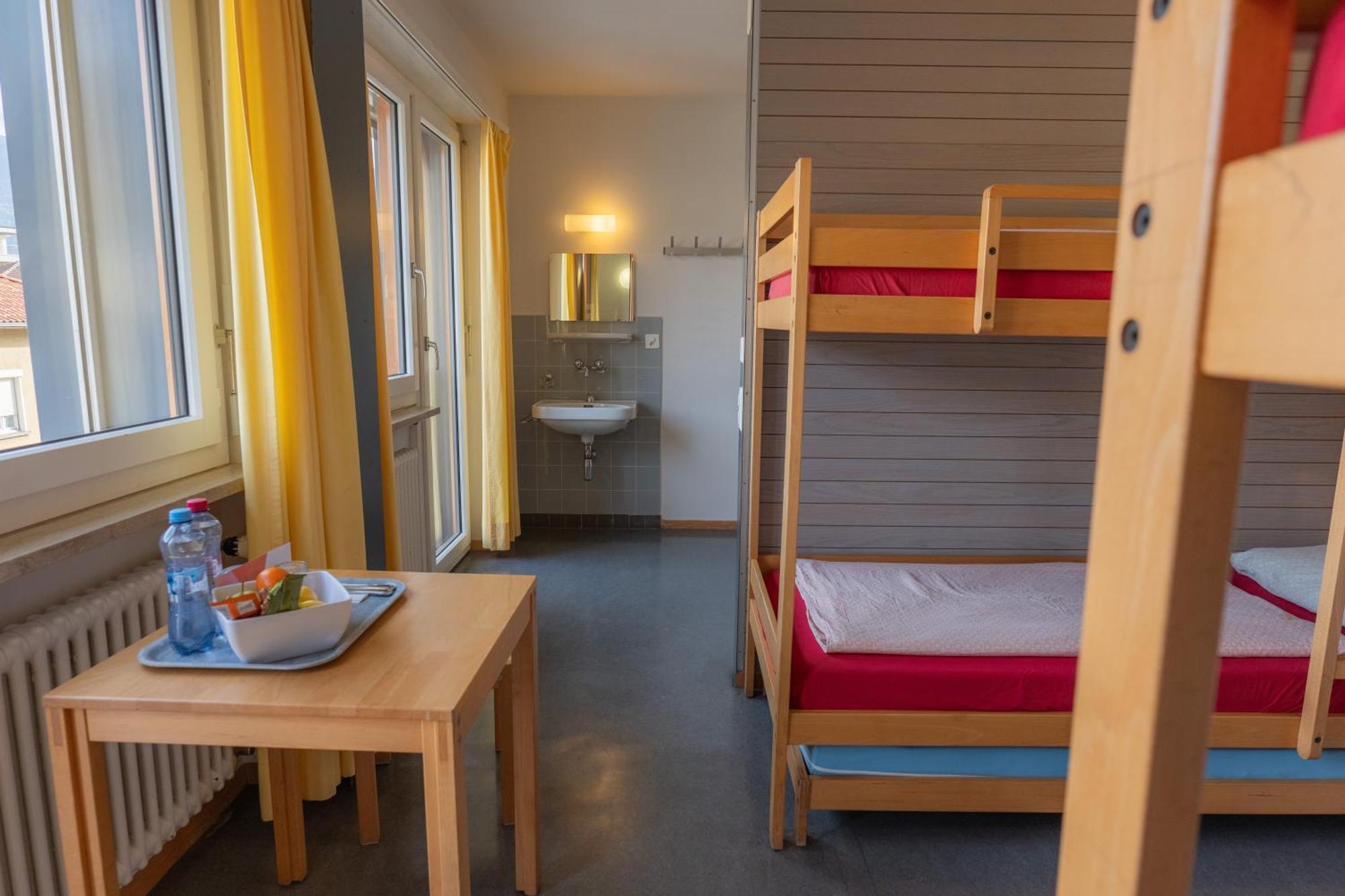 Einzelbett im Vierbettzimmer mit Dusche